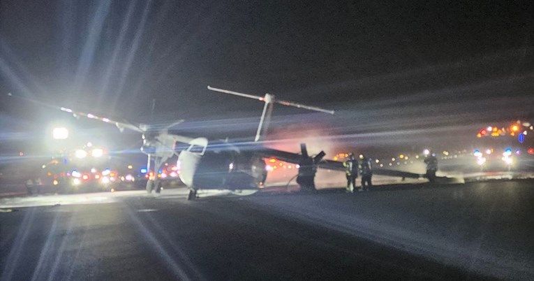 Putnica Nikki Valentin izjavila je da jedan od točkova aviona nije ispravno otpušten pri slijetanju 