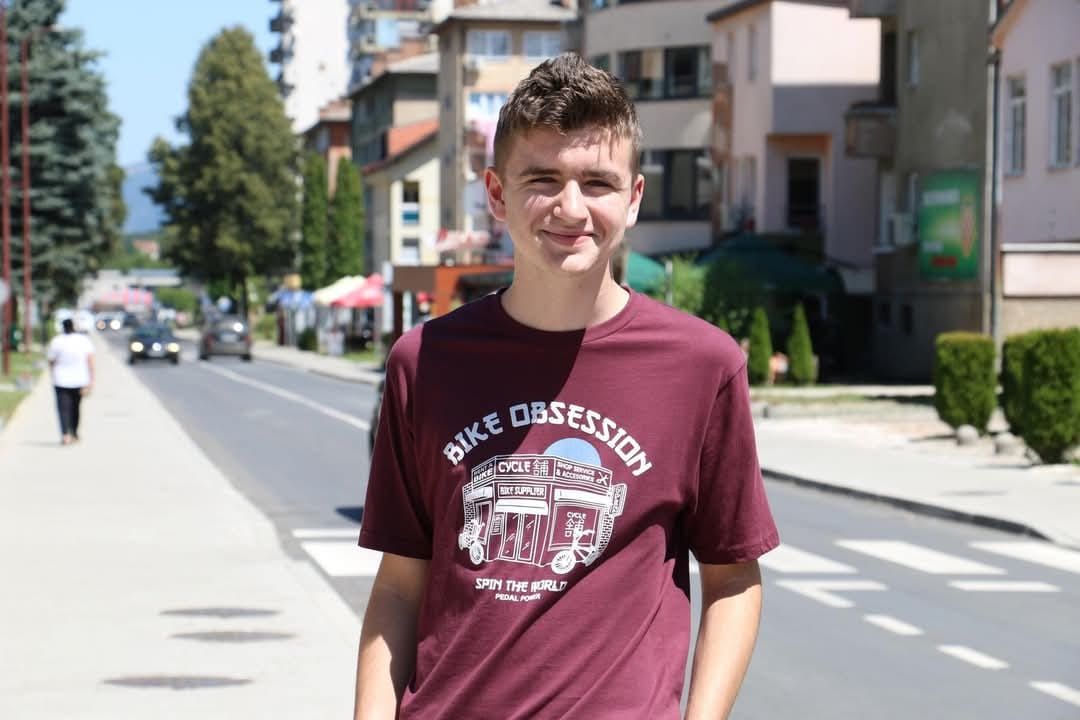 Mujkić, koji se već godinama ističe svojim iznimnim matematičkim sposobnostima, svoj uspjeh temelji na napornom radu, strasti prema matematici i posvećenosti. 