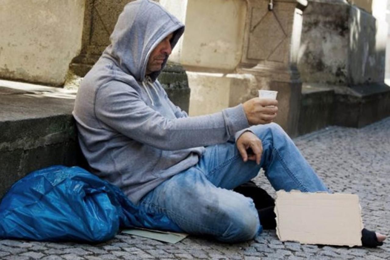 Iz predostrožnosti, policija je zatvorila prostor i pregledala kofer i torbu u kojima su pronašli oko 42.000 eura.