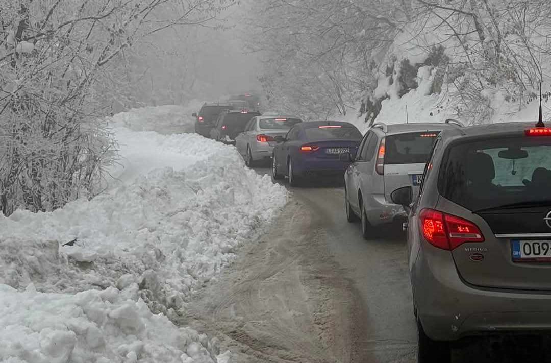 Jak vjetar stvara sniježne nanose, što otežava saobraćaj na područjima Livna, Tomislavgrada, Glamoča i Bosanskog Grahova