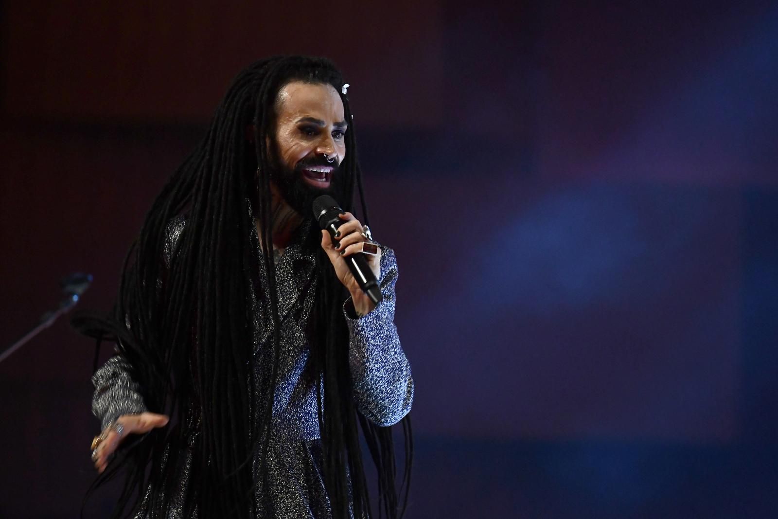 Jer sevdalinka se ne koristi da bi se izmišljalo, i Sevdalinka i sevdalinka se pjevaju i slušaju, i šute i uzdišu da bi se osjećalo snažno