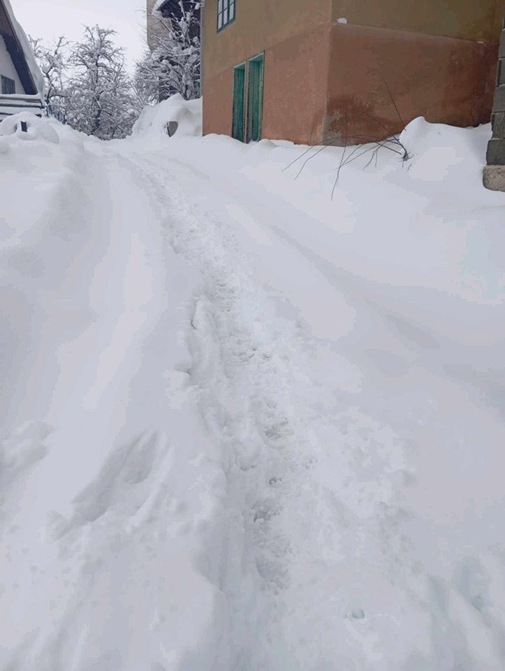 Osim prekida u snabdijevanju električne energije većina magistralnih cesta i autocesta u sjevernim i središnjim dijelovima zemlje bila je pod snijegom visokim iznad 20 centimetara.