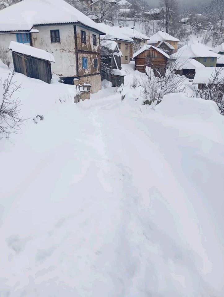 Osim prekida u snabdijevanju električne energije većina magistralnih cesta i autocesta u sjevernim i središnjim dijelovima zemlje bila je pod snijegom visokim iznad 20 centimetara.