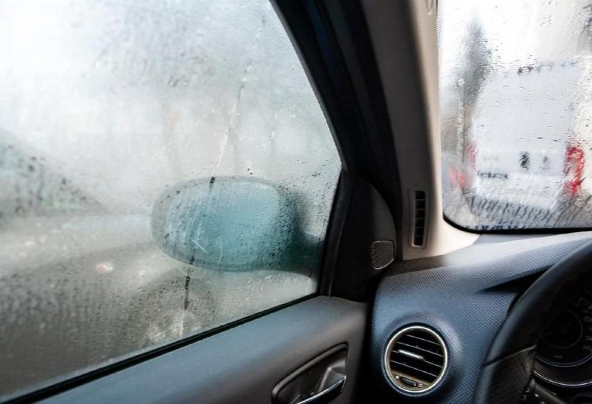 Ako imate klima-uređaj, obavezno ga koristite jer on uklanja vlagu iz zraka