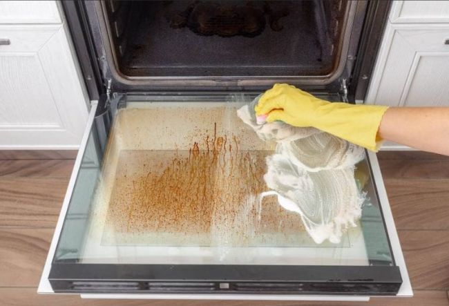 Čišćenje rerne može biti velik izazov, ali postoji mnogo korisnih savjeta koji vam mogu pomoći da se oslobodite masnoća bez jakih hemikalija