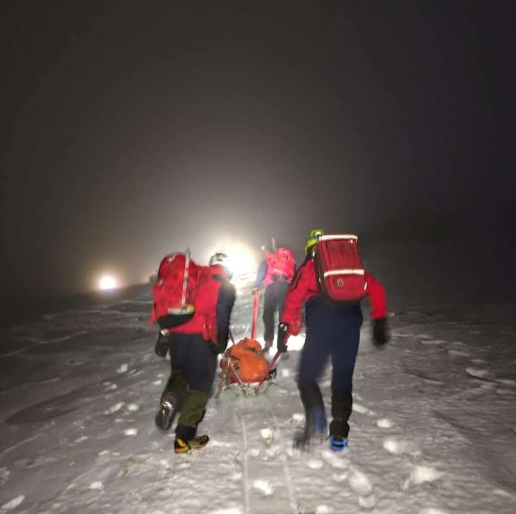 Planinari na Dinari su ozlijeđenom koji je bio stabilan, pomogli sići do skloništa Tačka gdje ga je zbrinuo ljekar iz Livna koji je tu stigao, a potom je krenuo zahtjevan transport