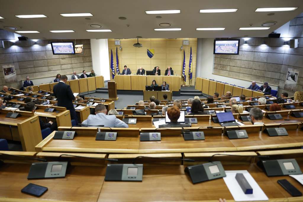 Predloženi dnevni red ostaje isti s najavljena dva zakona upućena u parlamentarnu proceduru po skraćenom postupku 