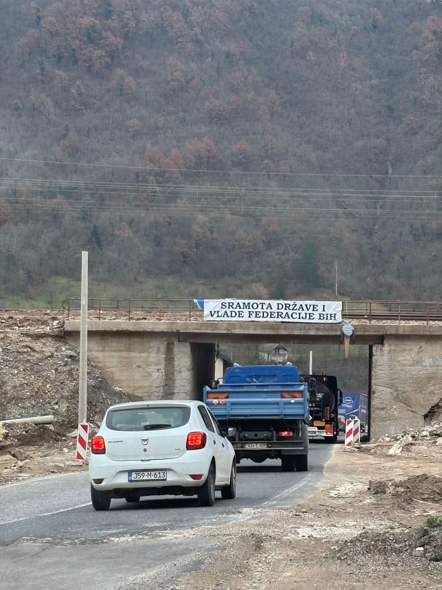 Na izlazu iz Donje Jablanice okačen je natpis na kojem piše: “Sramota države i Vlade Federacije”. 