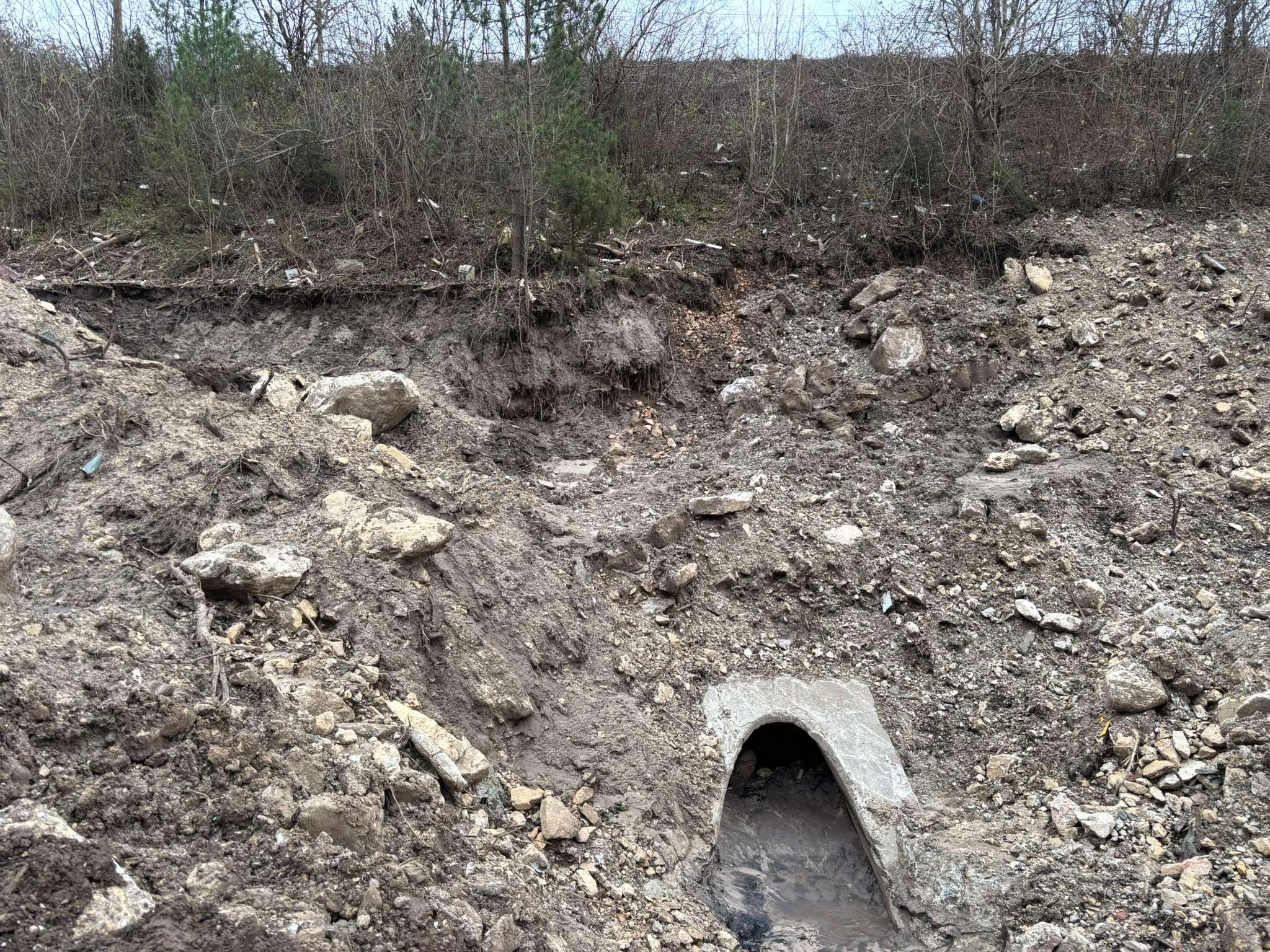 Na izlazu iz Donje Jablanice okačen je natpis na kojem piše: “Sramota države i Vlade Federacije”. 