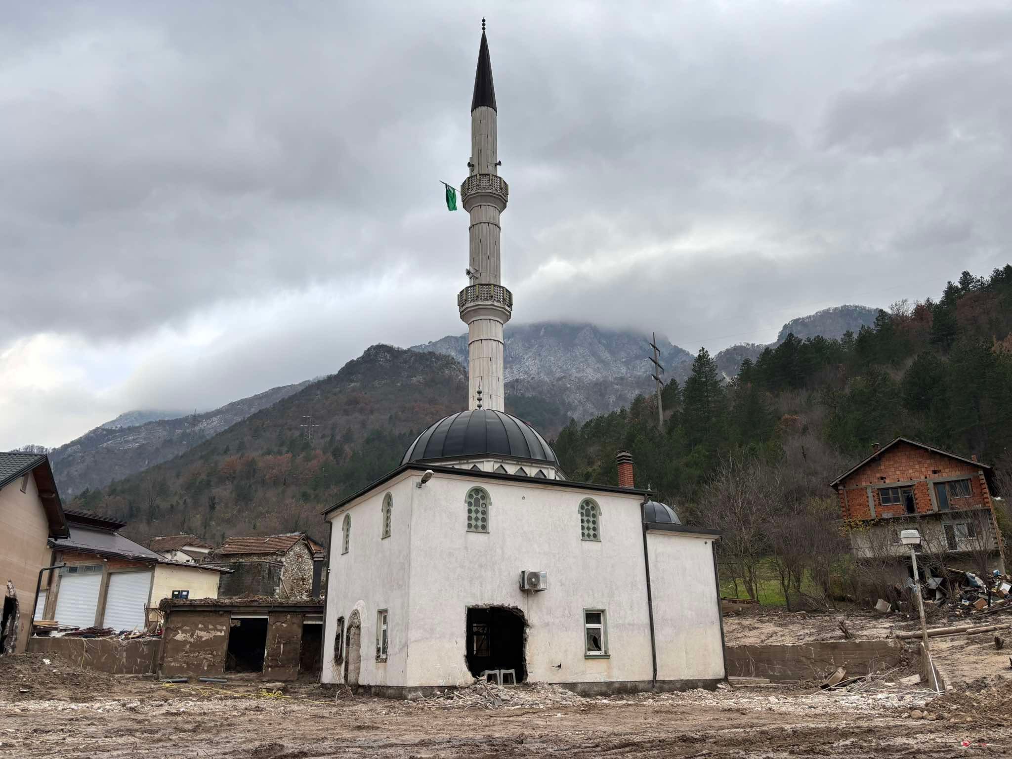Na izlazu iz Donje Jablanice okačen je natpis na kojem piše: “Sramota države i Vlade Federacije”. 