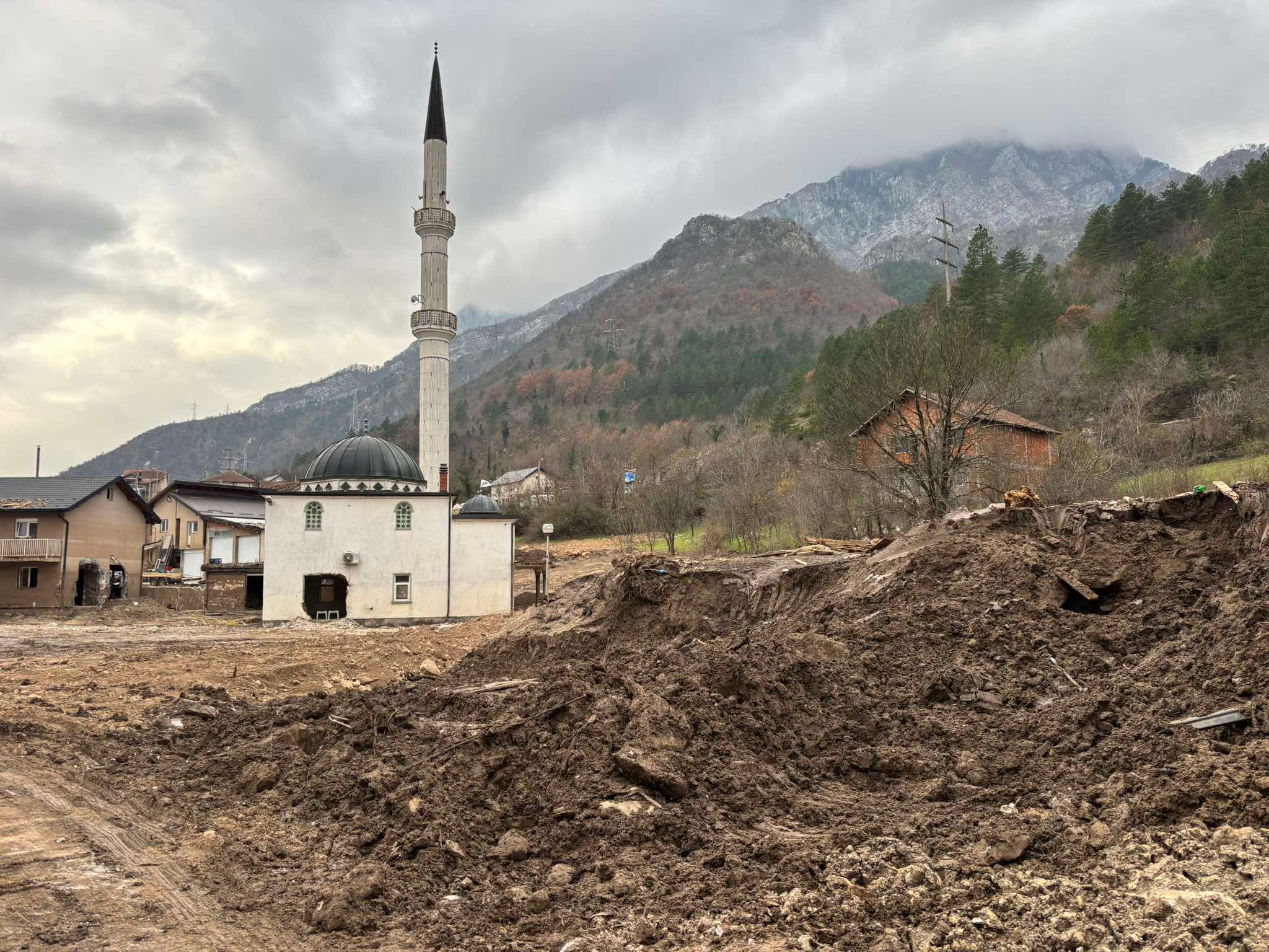 Na izlazu iz Donje Jablanice okačen je natpis na kojem piše: “Sramota države i Vlade Federacije”. 