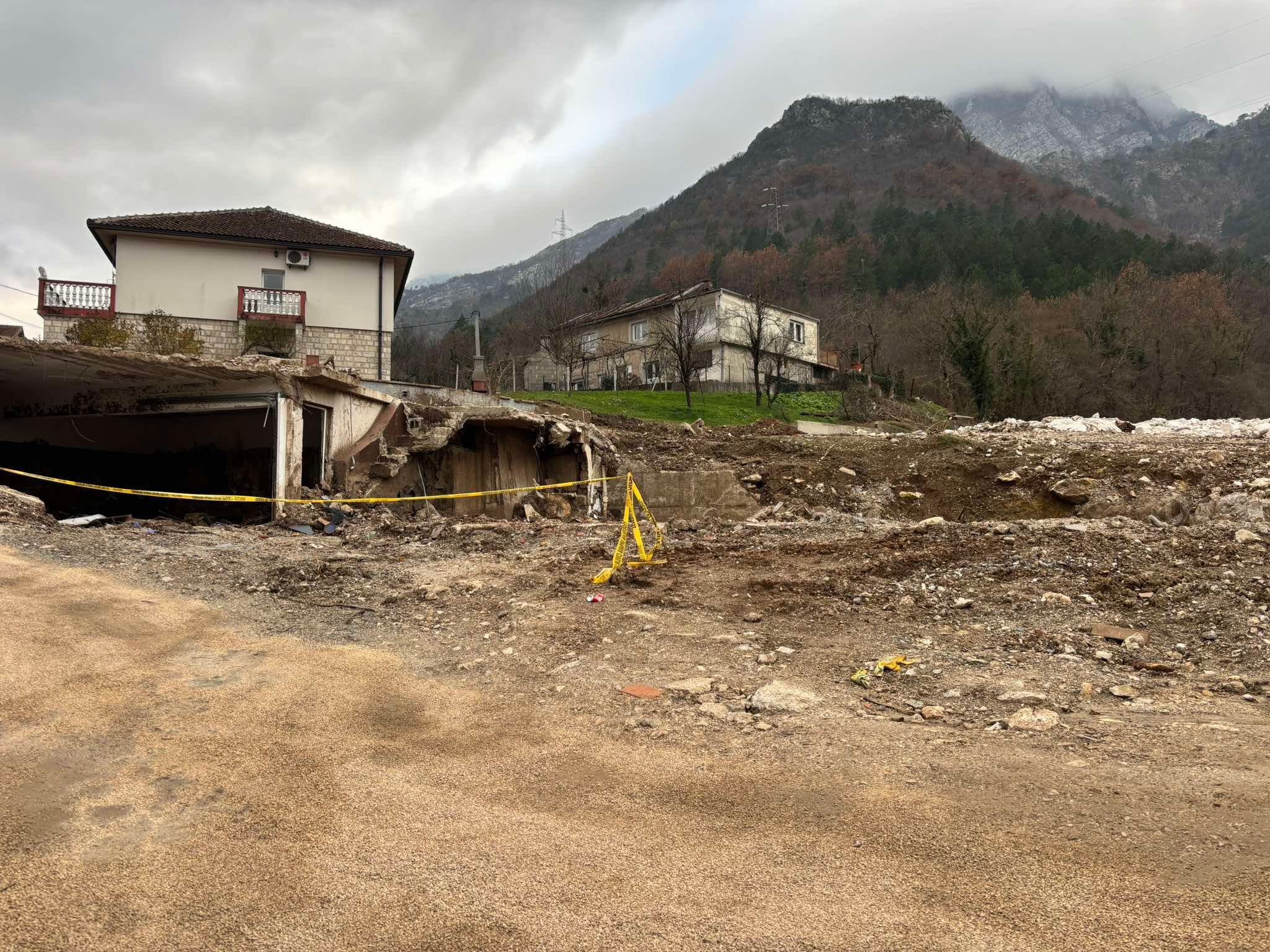 Na izlazu iz Donje Jablanice okačen je natpis na kojem piše: “Sramota države i Vlade Federacije”. 