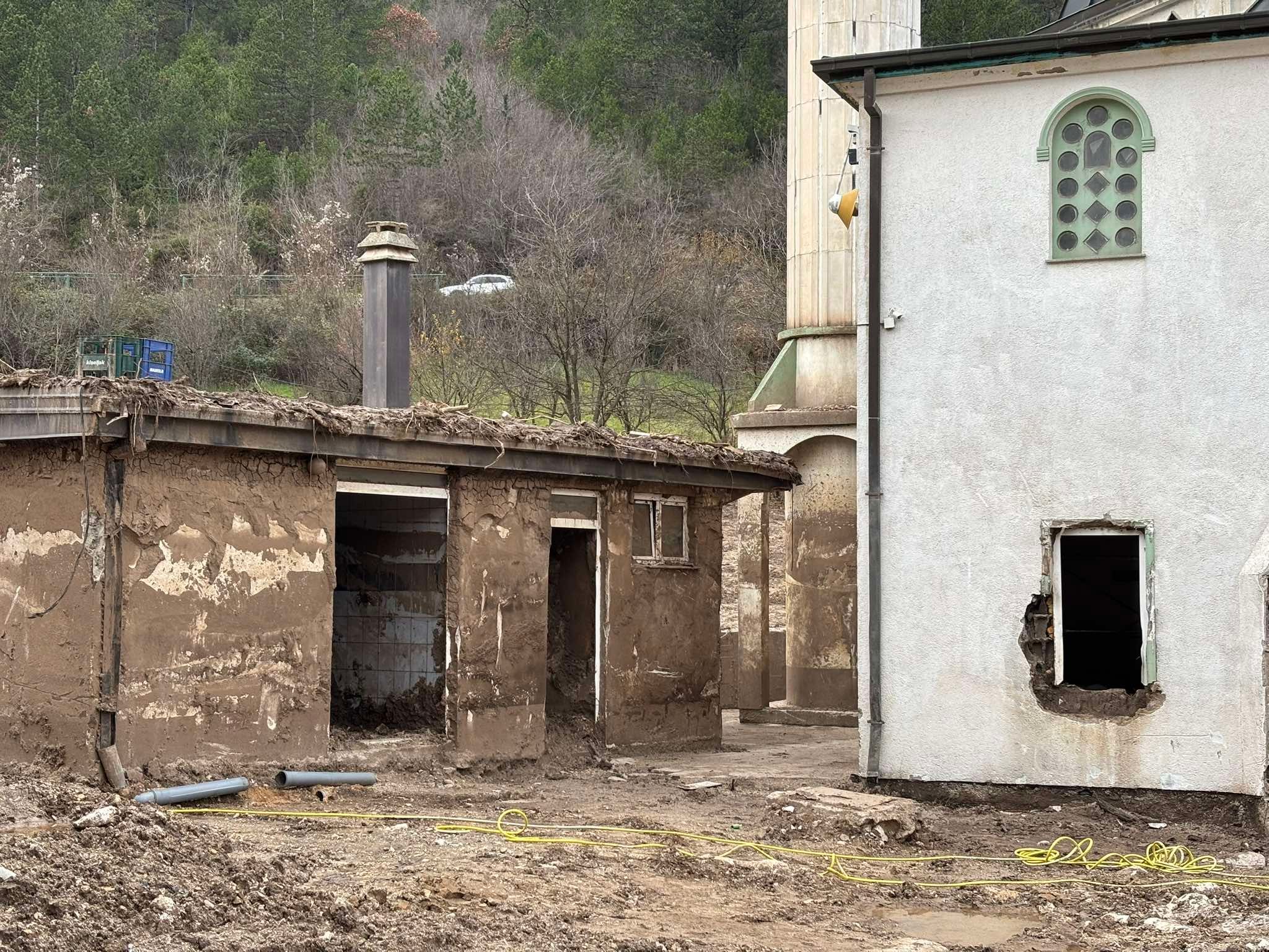Na izlazu iz Donje Jablanice okačen je natpis na kojem piše: “Sramota države i Vlade Federacije”. 