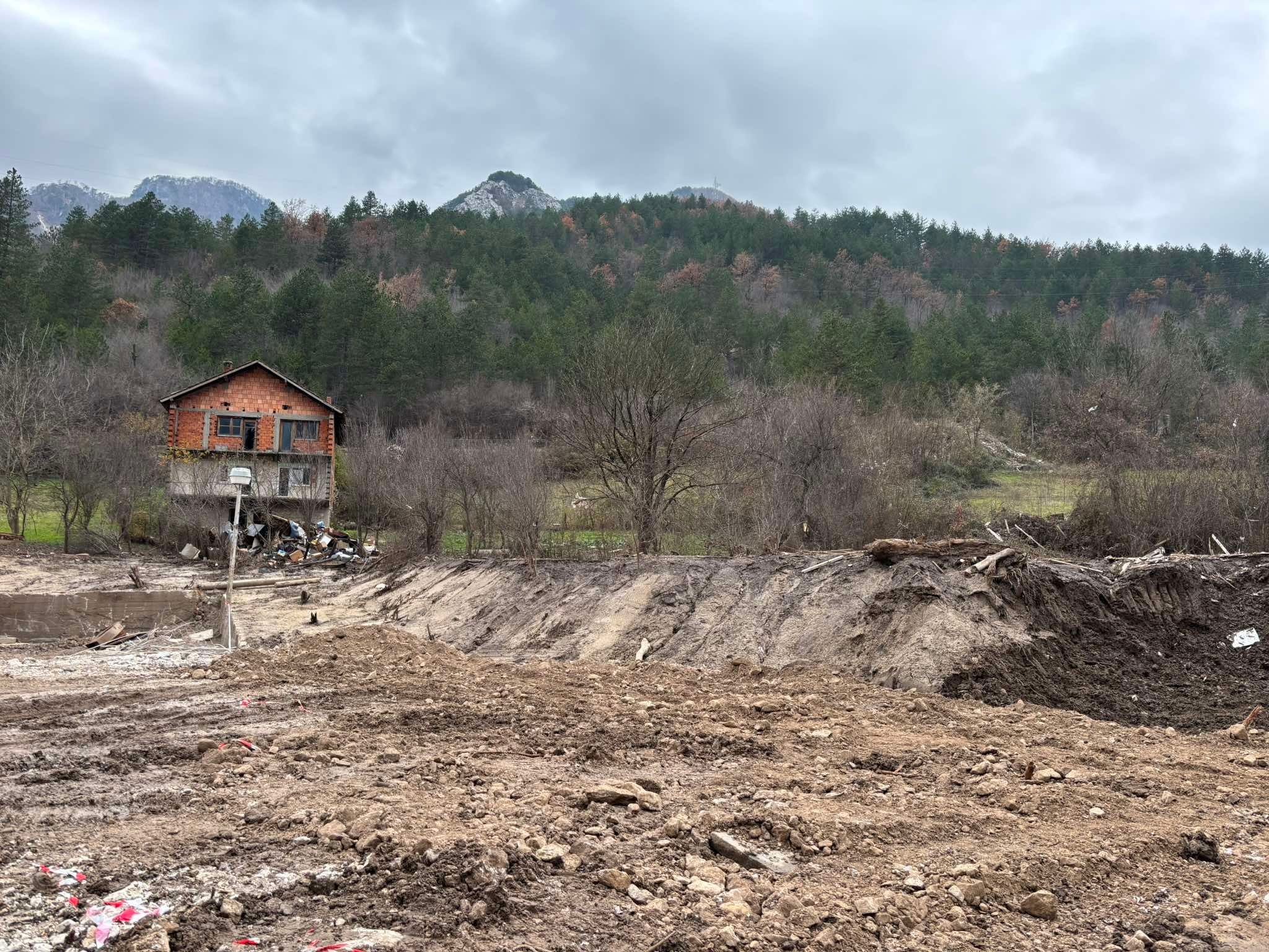 Na izlazu iz Donje Jablanice okačen je natpis na kojem piše: “Sramota države i Vlade Federacije”. 