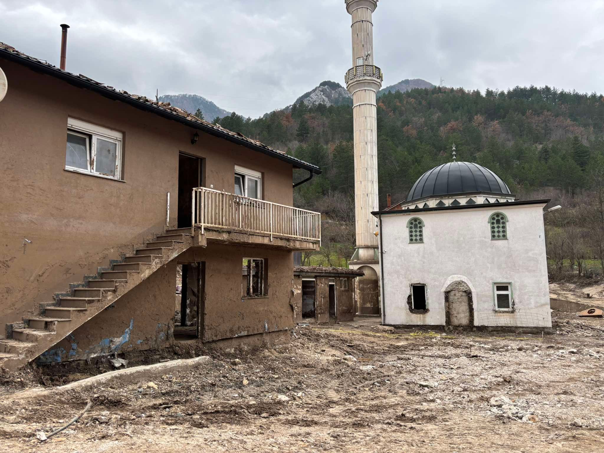 Na izlazu iz Donje Jablanice okačen je natpis na kojem piše: “Sramota države i Vlade Federacije”. 