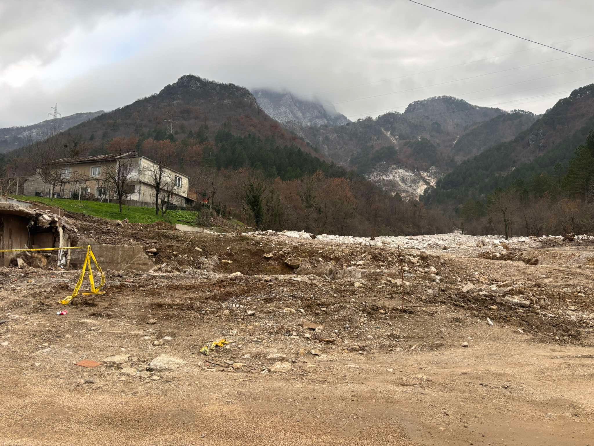 Na izlazu iz Donje Jablanice okačen je natpis na kojem piše: “Sramota države i Vlade Federacije”. 