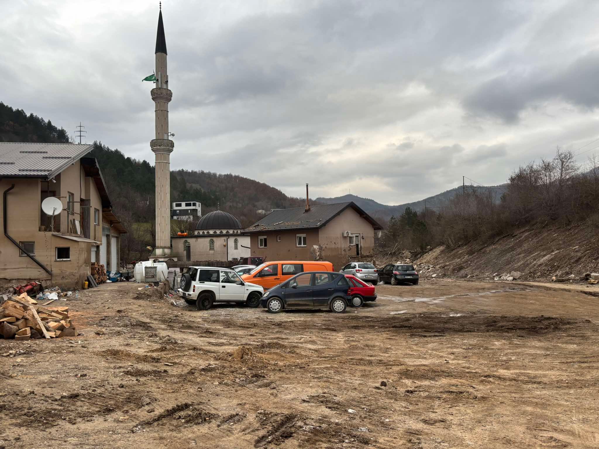 Na izlazu iz Donje Jablanice okačen je natpis na kojem piše: “Sramota države i Vlade Federacije”. 