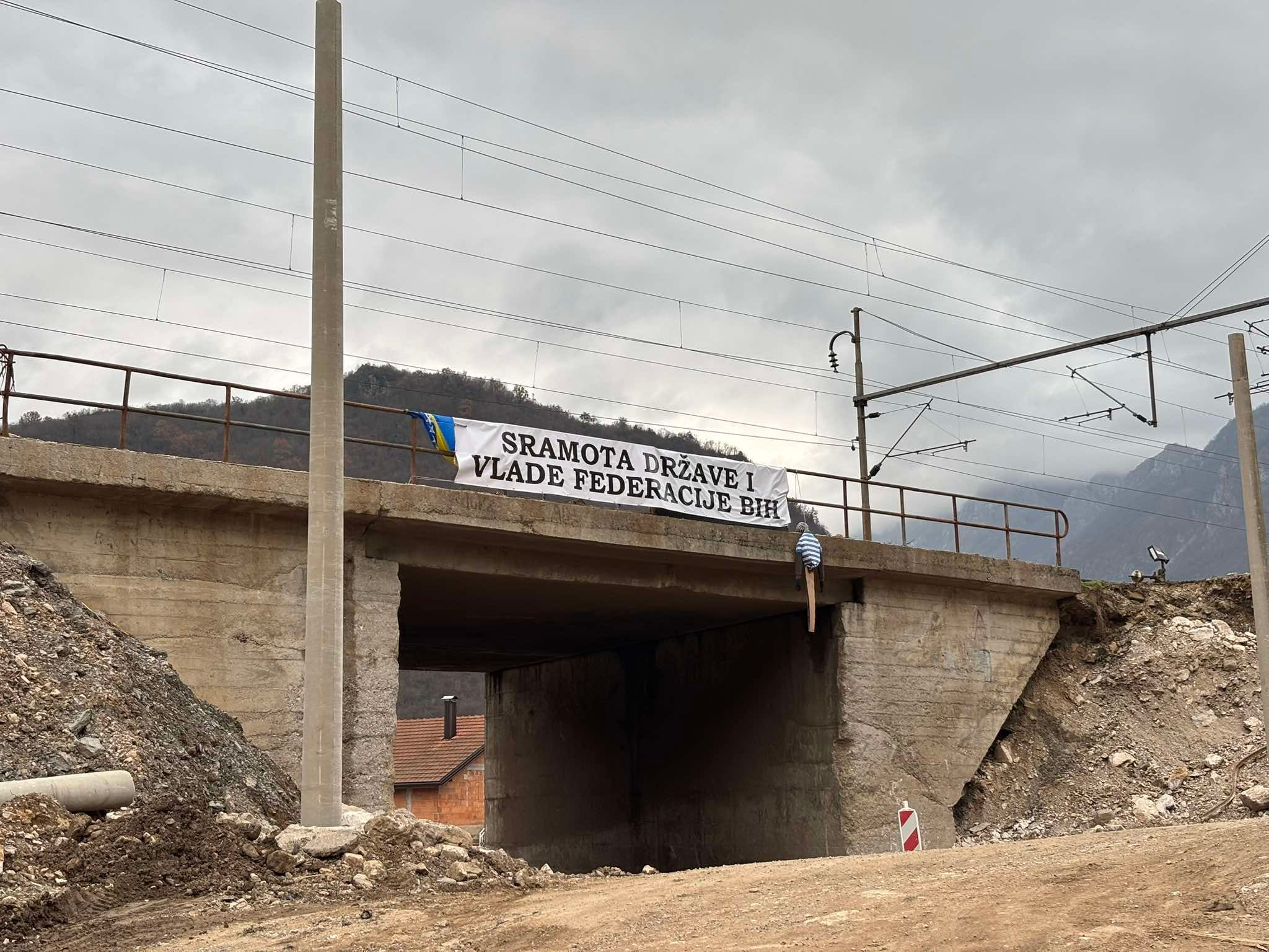 Na izlazu iz Donje Jablanice okačen je natpis na kojem piše: “Sramota države i Vlade Federacije”. 