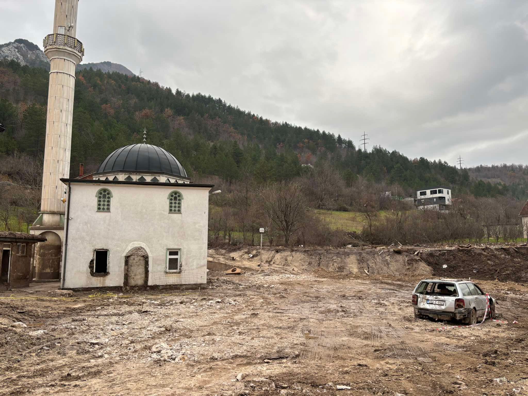 Na izlazu iz Donje Jablanice okačen je natpis na kojem piše: “Sramota države i Vlade Federacije”. 