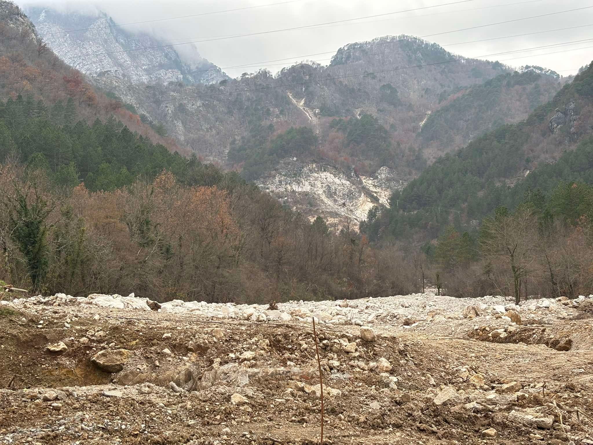 Na izlazu iz Donje Jablanice okačen je natpis na kojem piše: “Sramota države i Vlade Federacije”. 