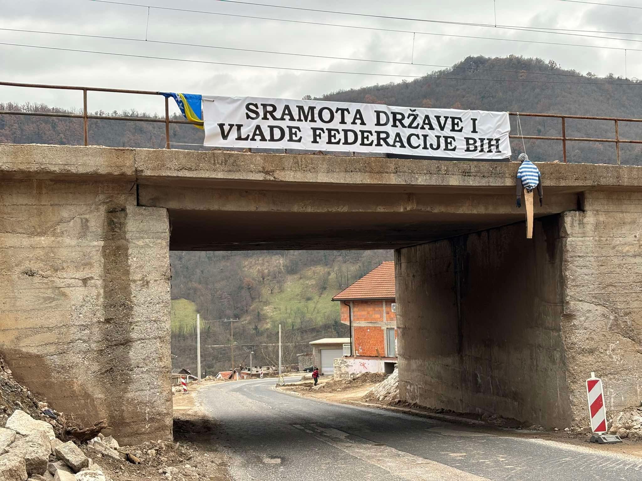 Na izlazu iz Donje Jablanice okačen je natpis na kojem piše: “Sramota države i Vlade Federacije”. 