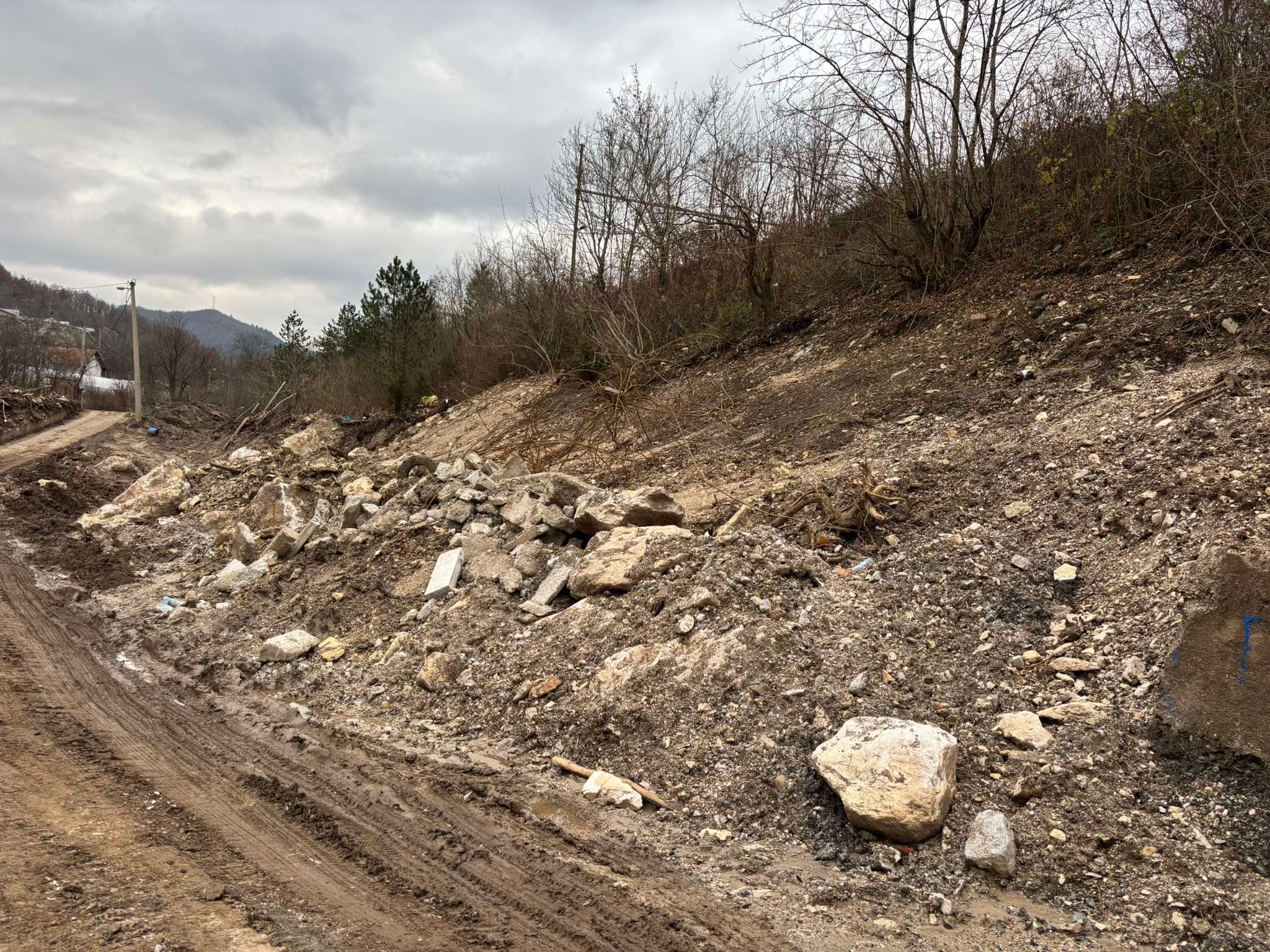 Na izlazu iz Donje Jablanice okačen je natpis na kojem piše: “Sramota države i Vlade Federacije”. 