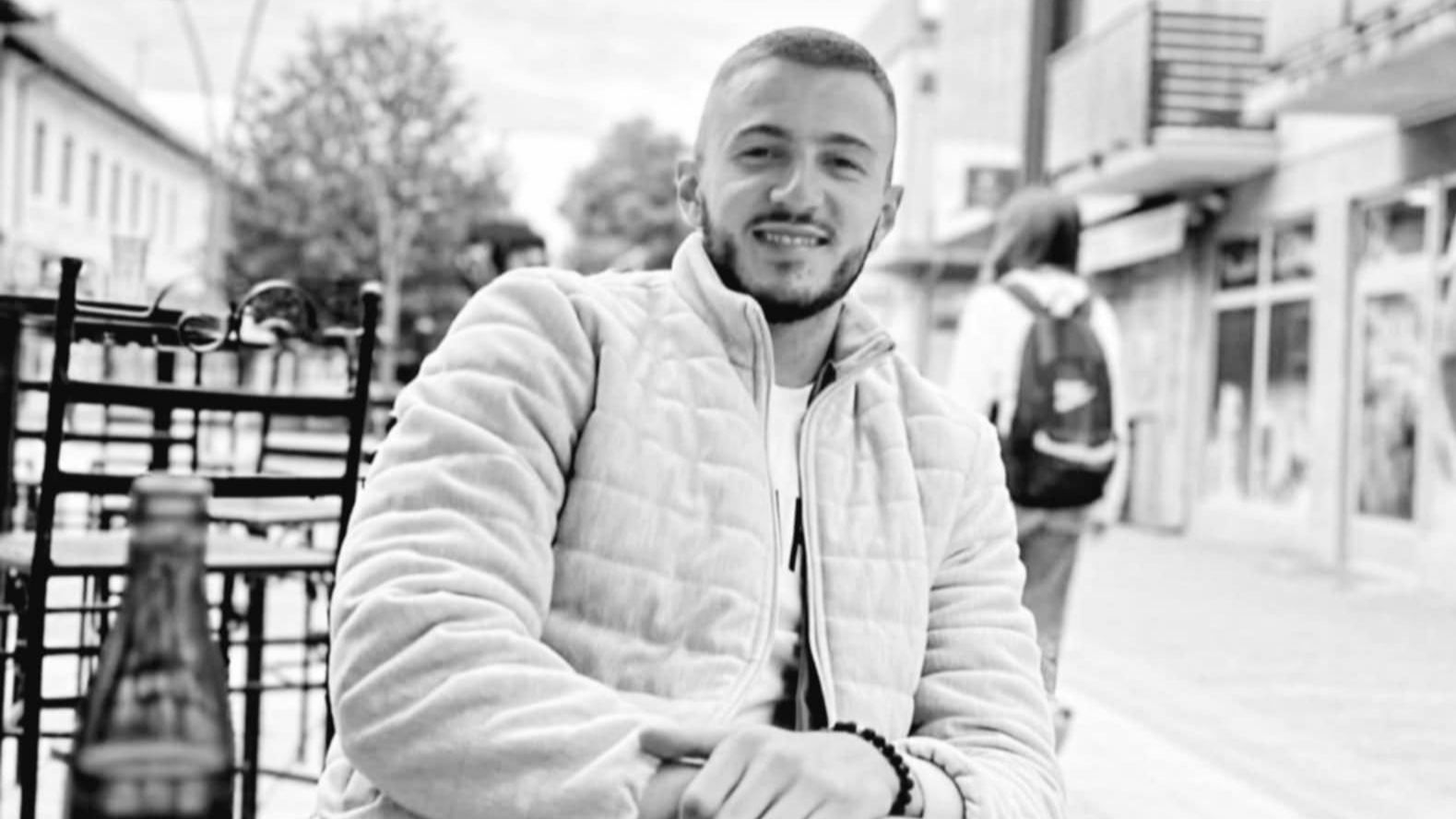 Kako je objavila policija, on je oko 3:13 sati probio rampu na graničnom prijelazu, a onda se zabio u policijsku blokadu 