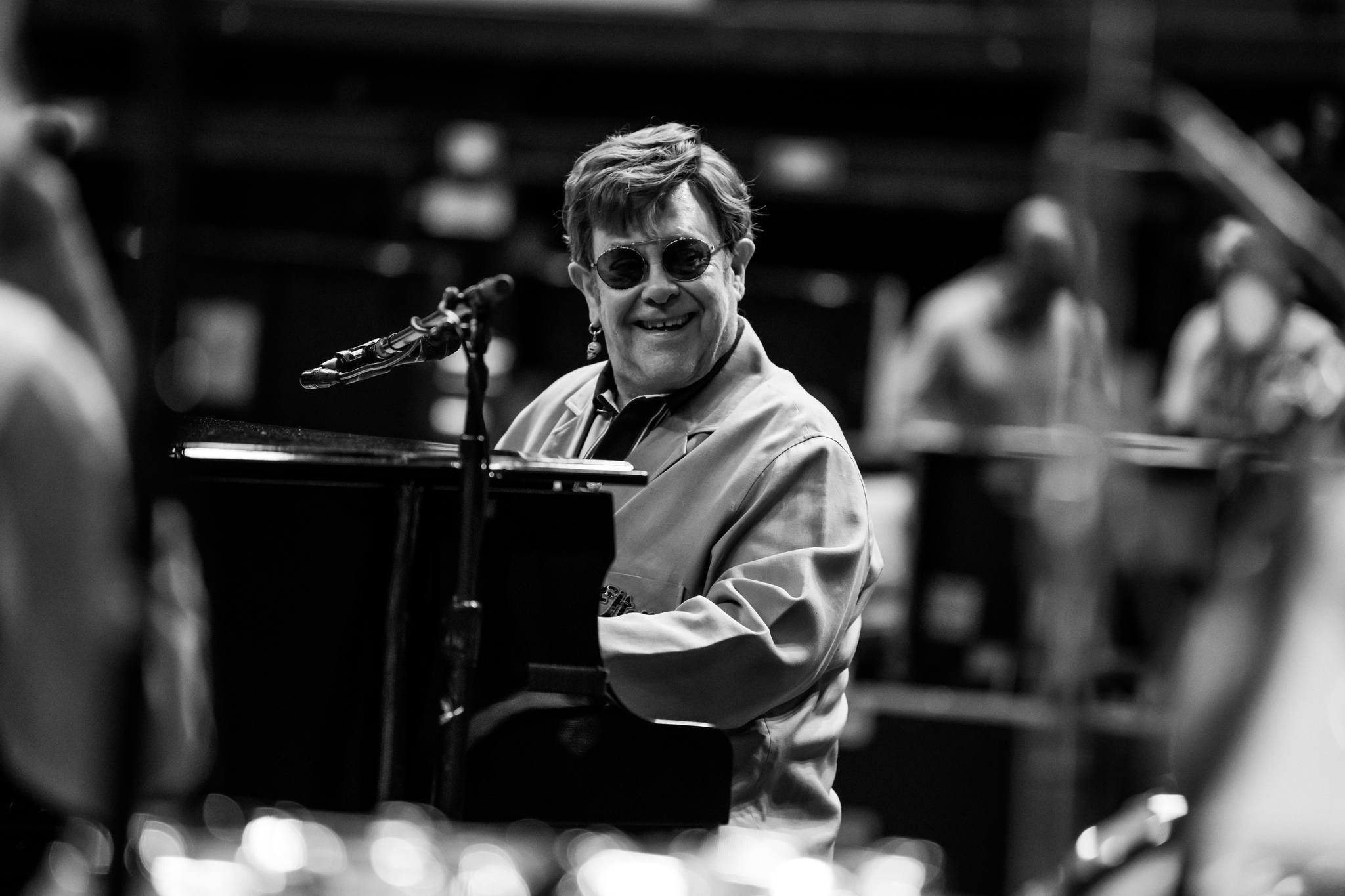 Legendarni muzičar Elton John (77) objavio je u nedjelju pred svojim fanovima na londonskom 'West Endu' da ima problema sa zdravljem.