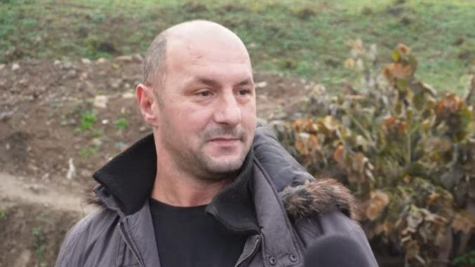 Ostao je samohrani otac jer je, kako kaže, zbog Facebooka izgubio suprugu, a njegov sin majku.