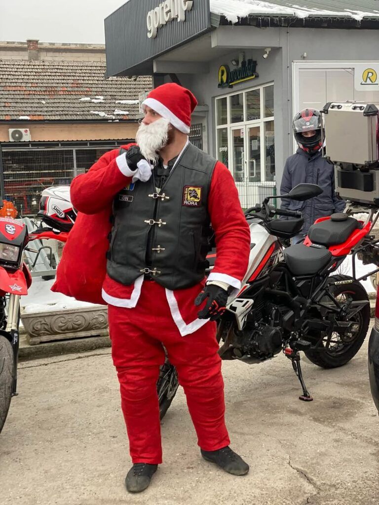Ovaj gest naišao je na oduševljenje prolaznika koji su ih srdačno pozdravljali                               