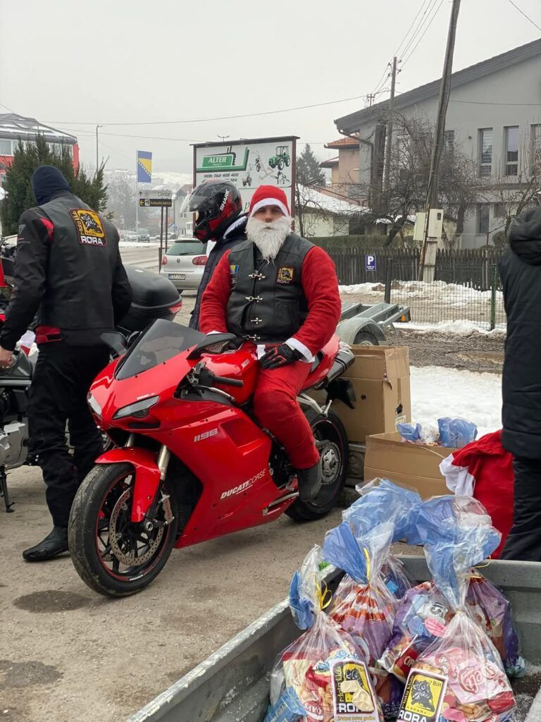 Ovaj gest naišao je na oduševljenje prolaznika koji su ih srdačno pozdravljali                               