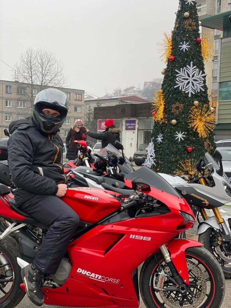 Ovaj gest naišao je na oduševljenje prolaznika koji su ih srdačno pozdravljali                               