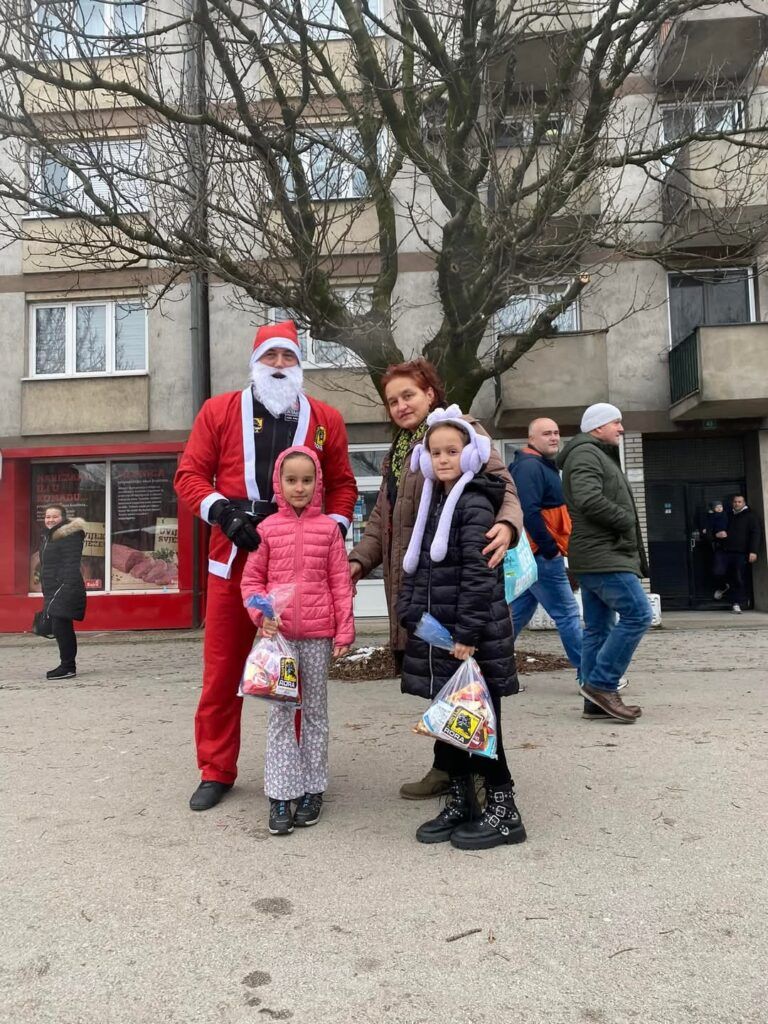 Ovaj gest naišao je na oduševljenje prolaznika koji su ih srdačno pozdravljali                               