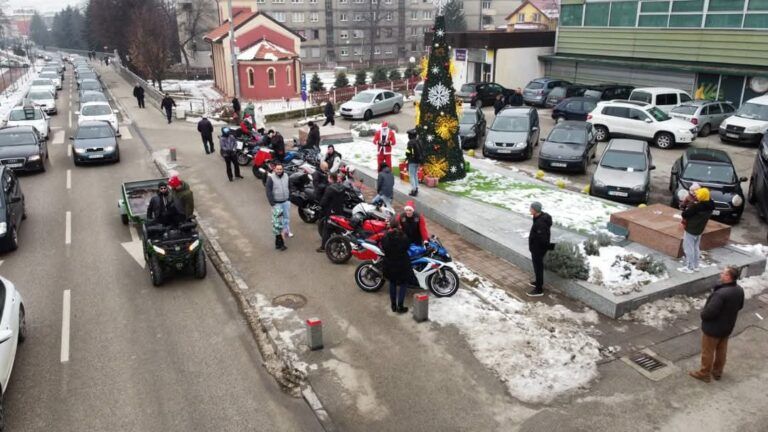 Ovaj gest naišao je na oduševljenje prolaznika koji su ih srdačno pozdravljali                               