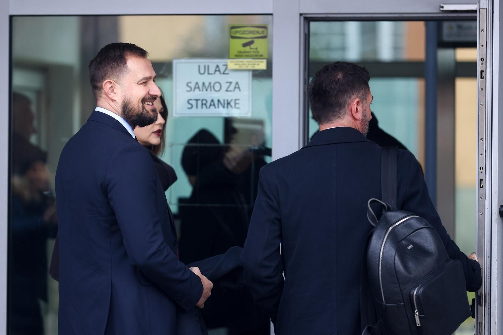 Ustavni sud uvažio je apelaciju Hodžića i pravnog lica F. H. Srebrena malina, te odlučio predmet vratiti Sudu BiH u dijelu gdje treba otkloniti povredu prava na pravično suđenje