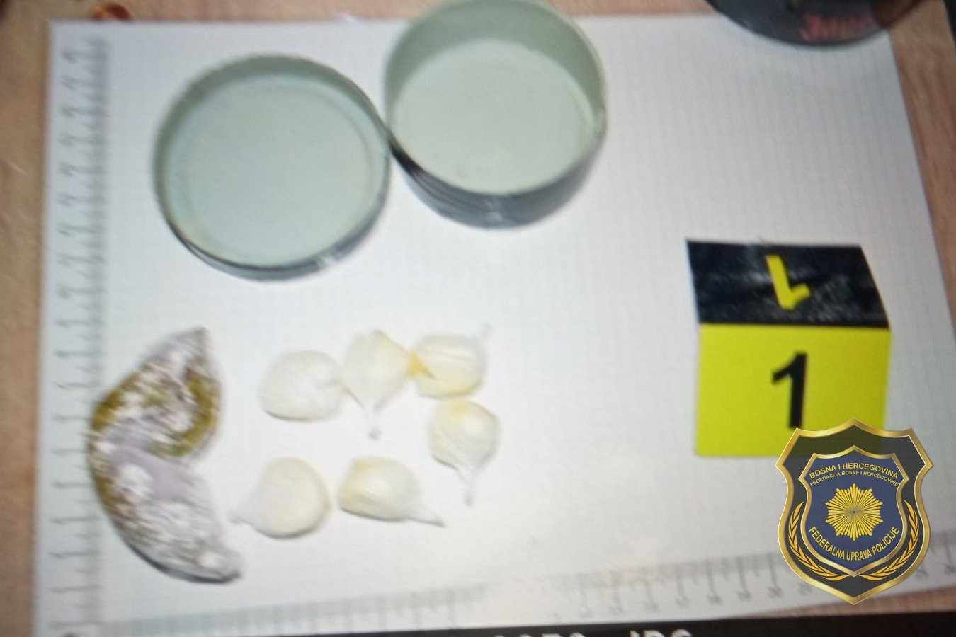 Pored droge, Specijalna jedinica FUP-a je pronašla i dvije posude za koje se sumnja da su u njima prerađivana ova narkotička sredstva