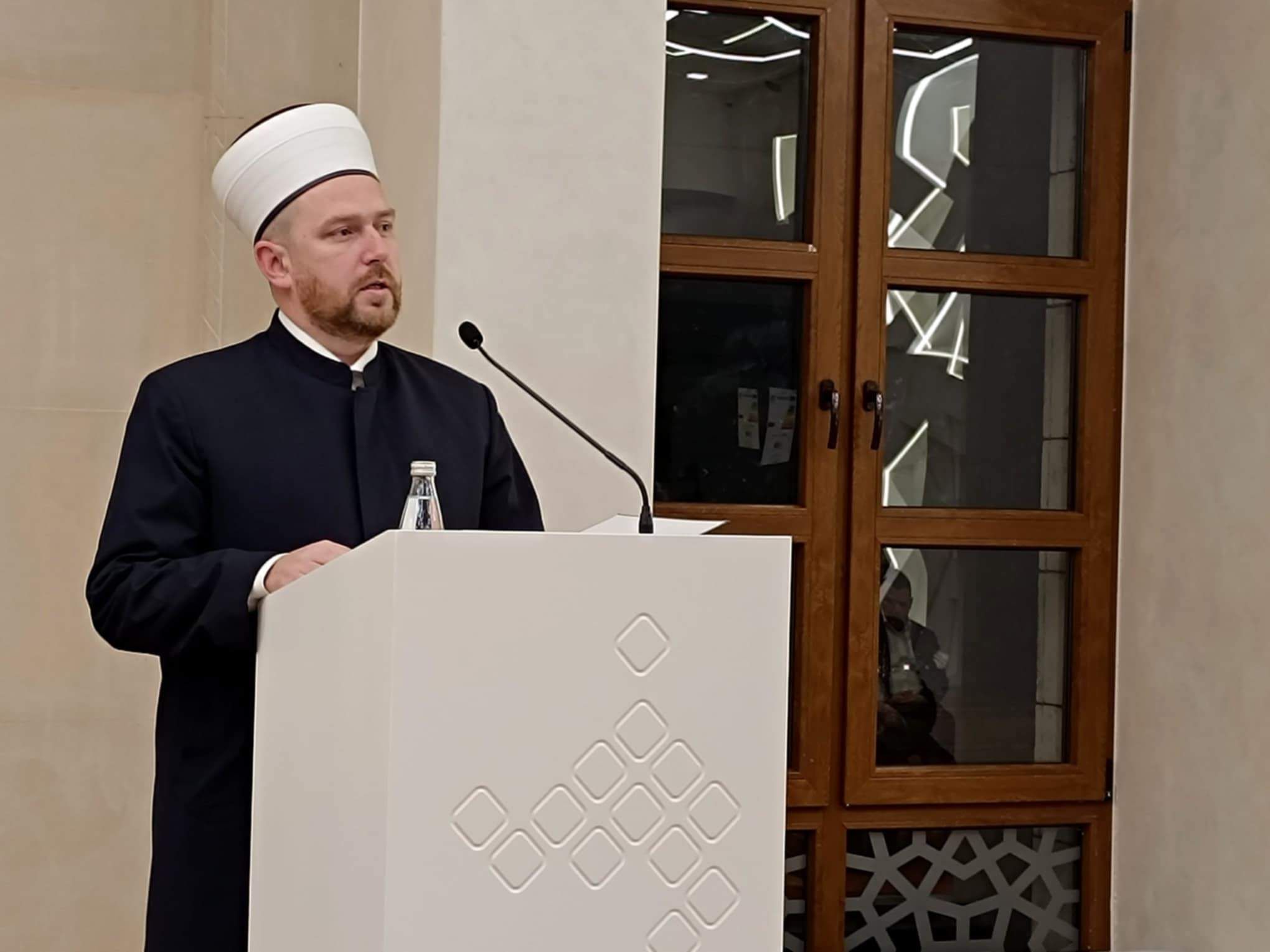 Profesor Spahić je istakao različita vlastita iskustva, od kojih i ona pozitivna, ali i ona negativna imaju značaj u izgradnji ličnosti.