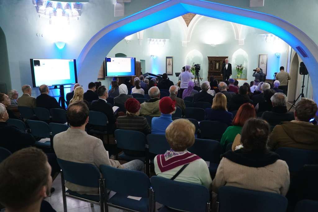 Uz prigodna obraćanja predstavnika Bošnjačkog instituta, dodijeljene su zahvalnice donatorima i prijateljima za poklonjena vrijedna umjetnička djela, za novčane donacije...