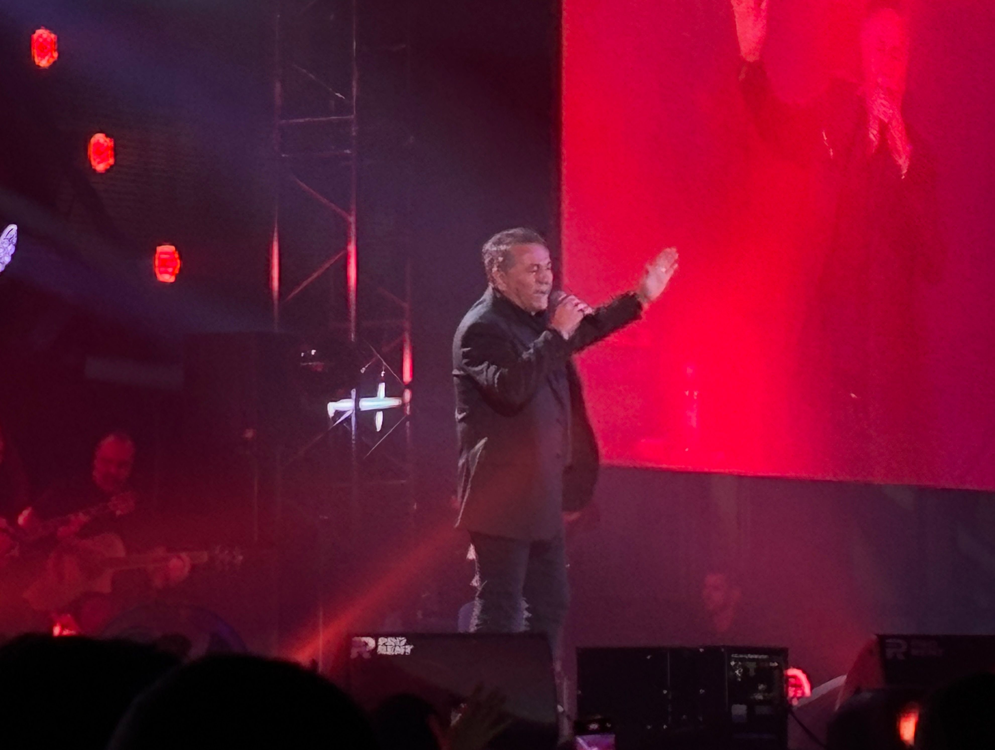 Publika koja je stigla na koncert uživala je u pjesmama Prijović sve dok u jednom trenutku se ispred njih nije pojavio pjevač koji je na trenutak zasjenio Aleksandrin nastup.