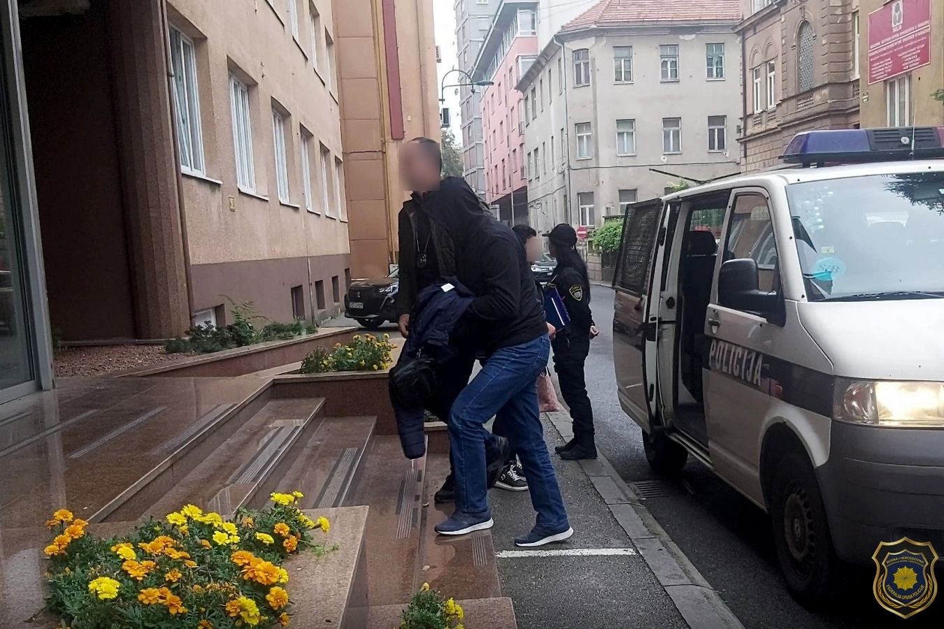 Tokom pretresa pronađen je eksploziv, uređaj za daljinsko upravljanje i drugi predmeti.