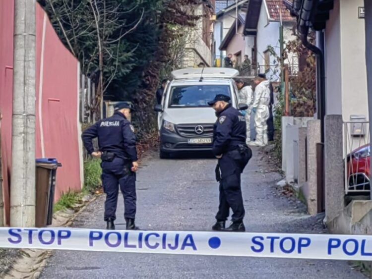 Zbog ubistva koji se u petak ujutro dogodio na Črnomercu osumnjičen je 72-godišnjak, a odlukom Županijskog suda u Zagrebu završio je u istražnom zatvoru.