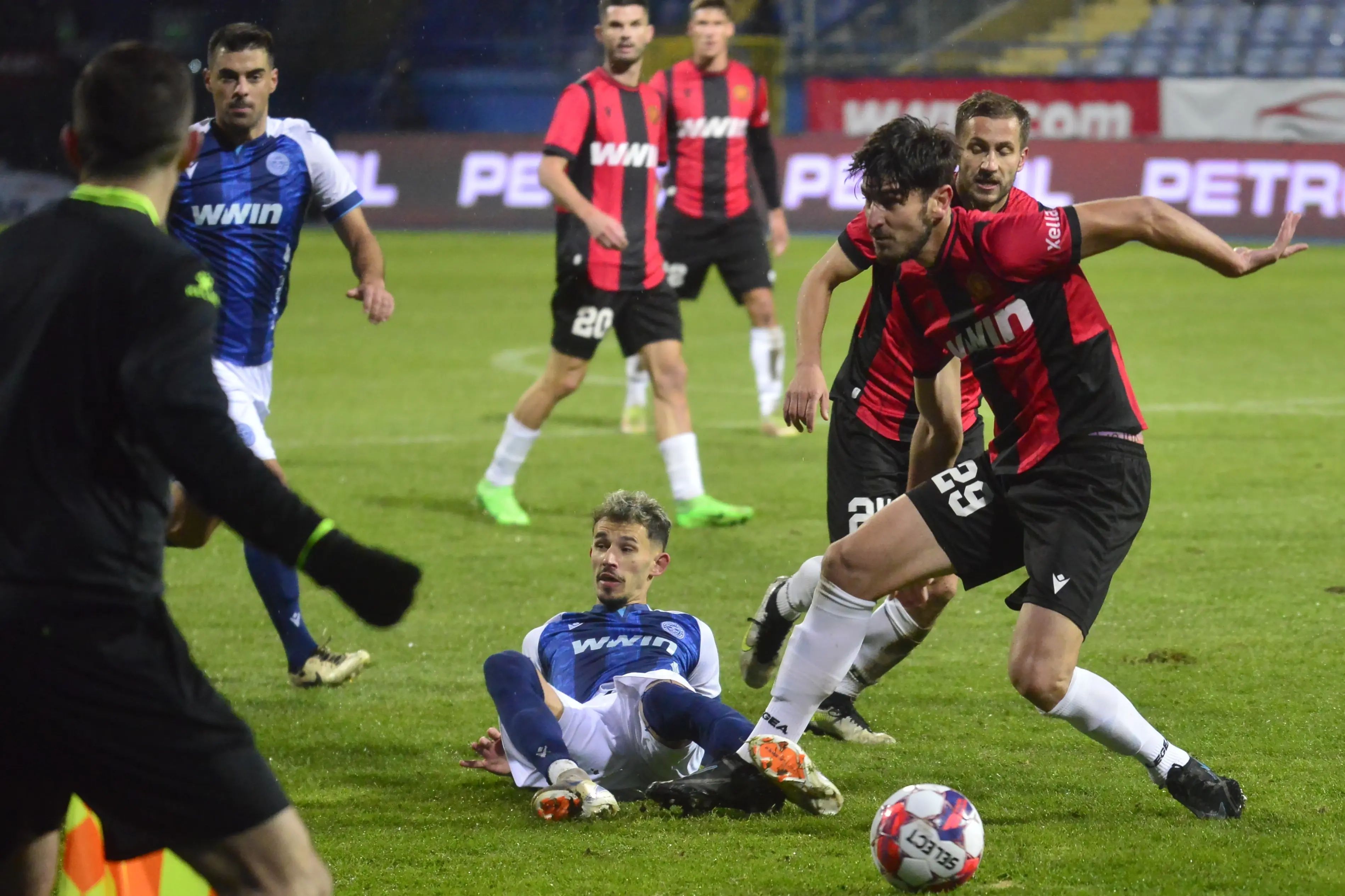
Tuzlaci su osvojili samo dva boda i zakucani su za premijerligaško dno te jednom nogom već u nižem rangu