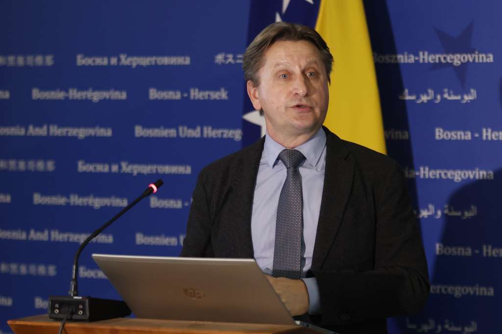 "Postavio sam sljedeće pitanje u pisanom obliku predsjedniku Nezavisnog odbora kao nezavisnom tijelu policijske strukture Bosne i Hercegovine..."