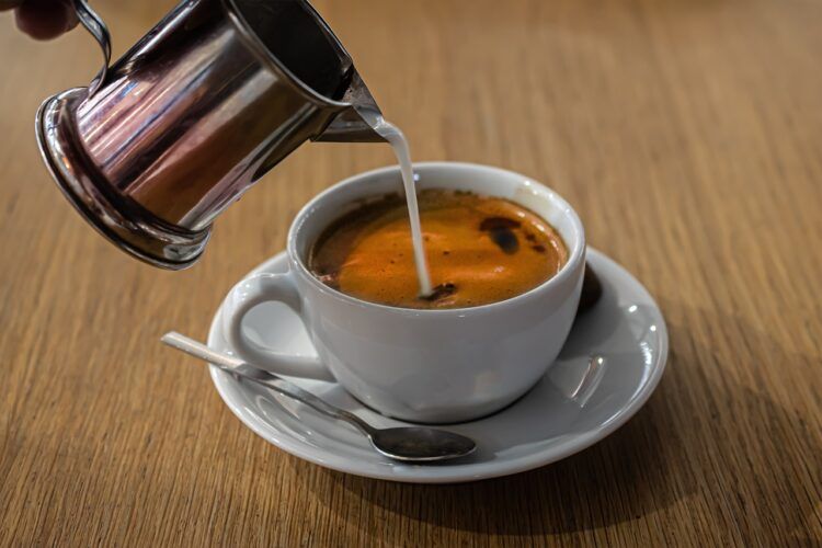Svakodnevno ispijanje kafe može produžiti život za dvije godine?