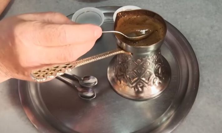 Kafa je jedno od najpopularnijih pića na svijetu, ali njezin utjecaj na zdravlje često izaziva rasprave. 