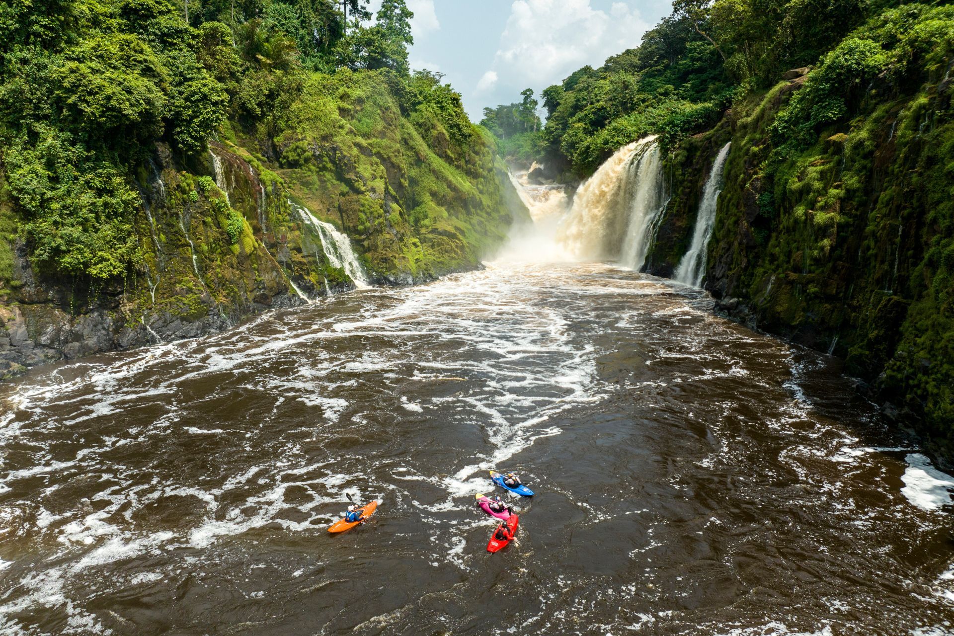 Tim hrabrih kajakaša u historijskom spustu misterioznom rijekom Ivindo u Gabonu