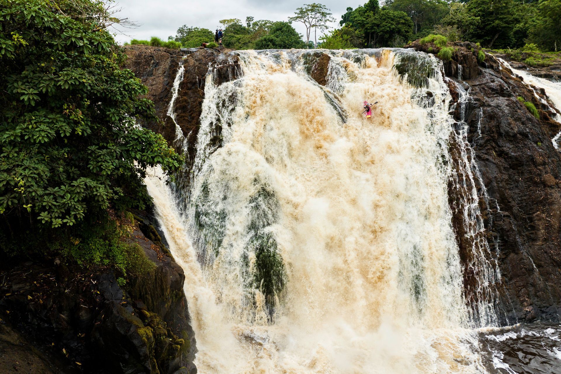 Tim hrabrih kajakaša u historijskom spustu misterioznom rijekom Ivindo u Gabonu