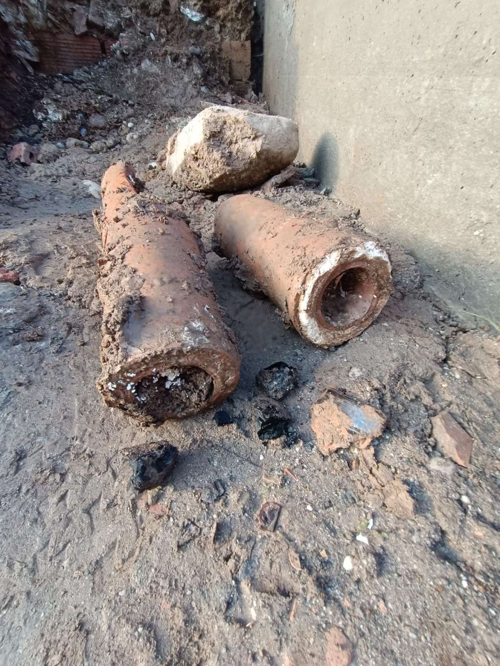 Džemidžić pojašnjava da je su na tom lokalitetu postojale džamija i medresa koje su imale svoja dvorišta, kao i šadrvan koji je služio kao neka vrsta abdesthane