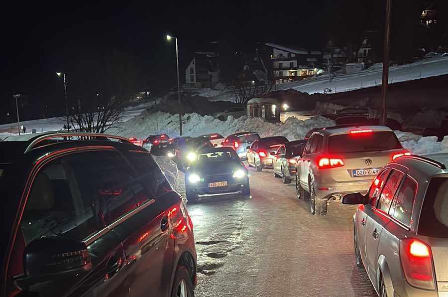 Vozači upozoravaju na izuzetno opasne uvjete, prvenstveno zbog zaleđenih dijelova ceste, zbog kojih se vožnja odvija vrlo sporo i s velikim oprezom.