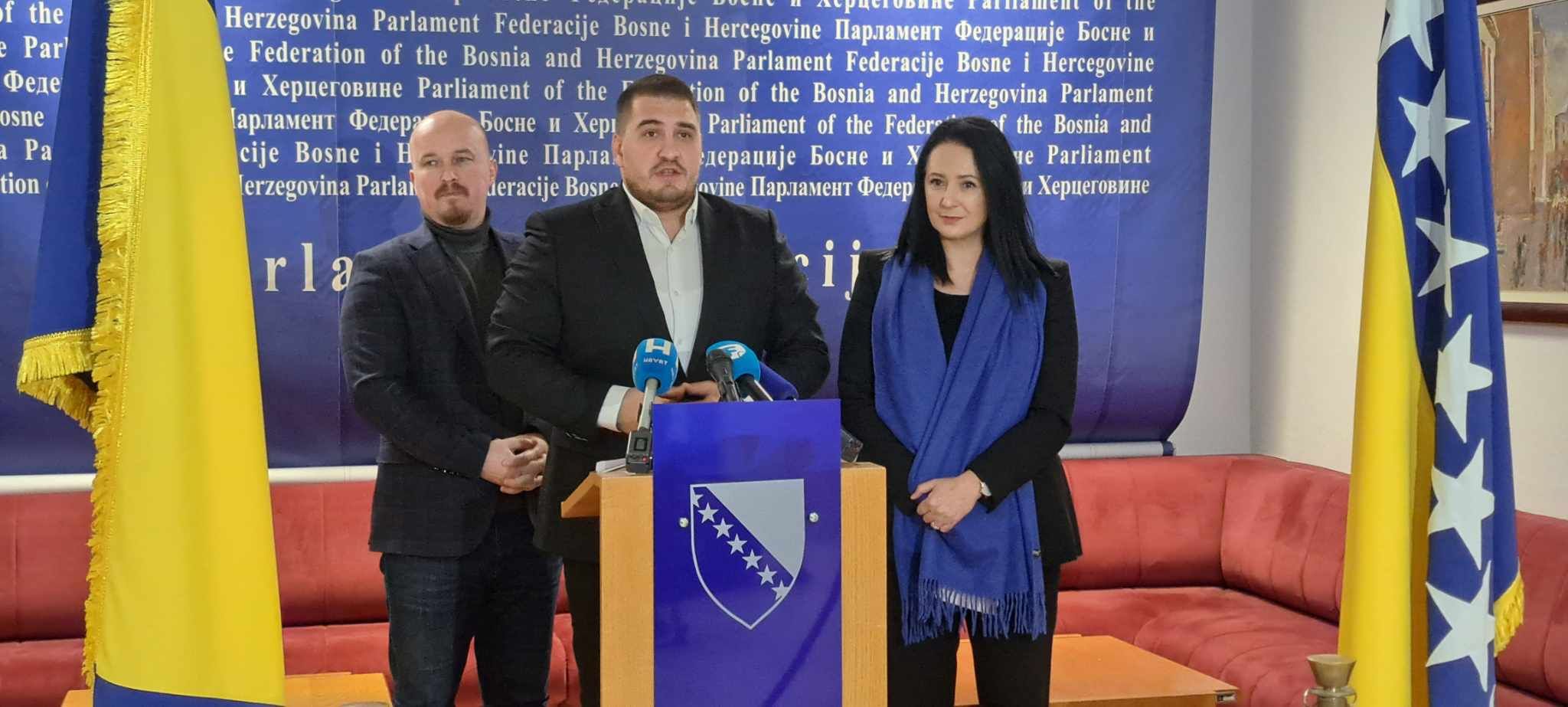 Zahiragić je naveo kako je aktuelna federalna Vlada svoju nesposobnost pokazala i kroz neslavne razorne poplave